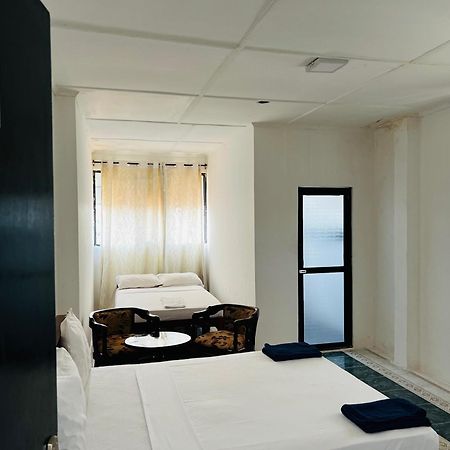 Ramlyn Guesthouse & Restaurant Negombo Buitenkant foto