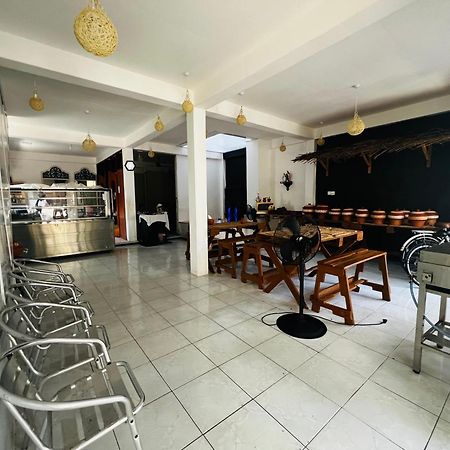 Ramlyn Guesthouse & Restaurant Negombo Buitenkant foto