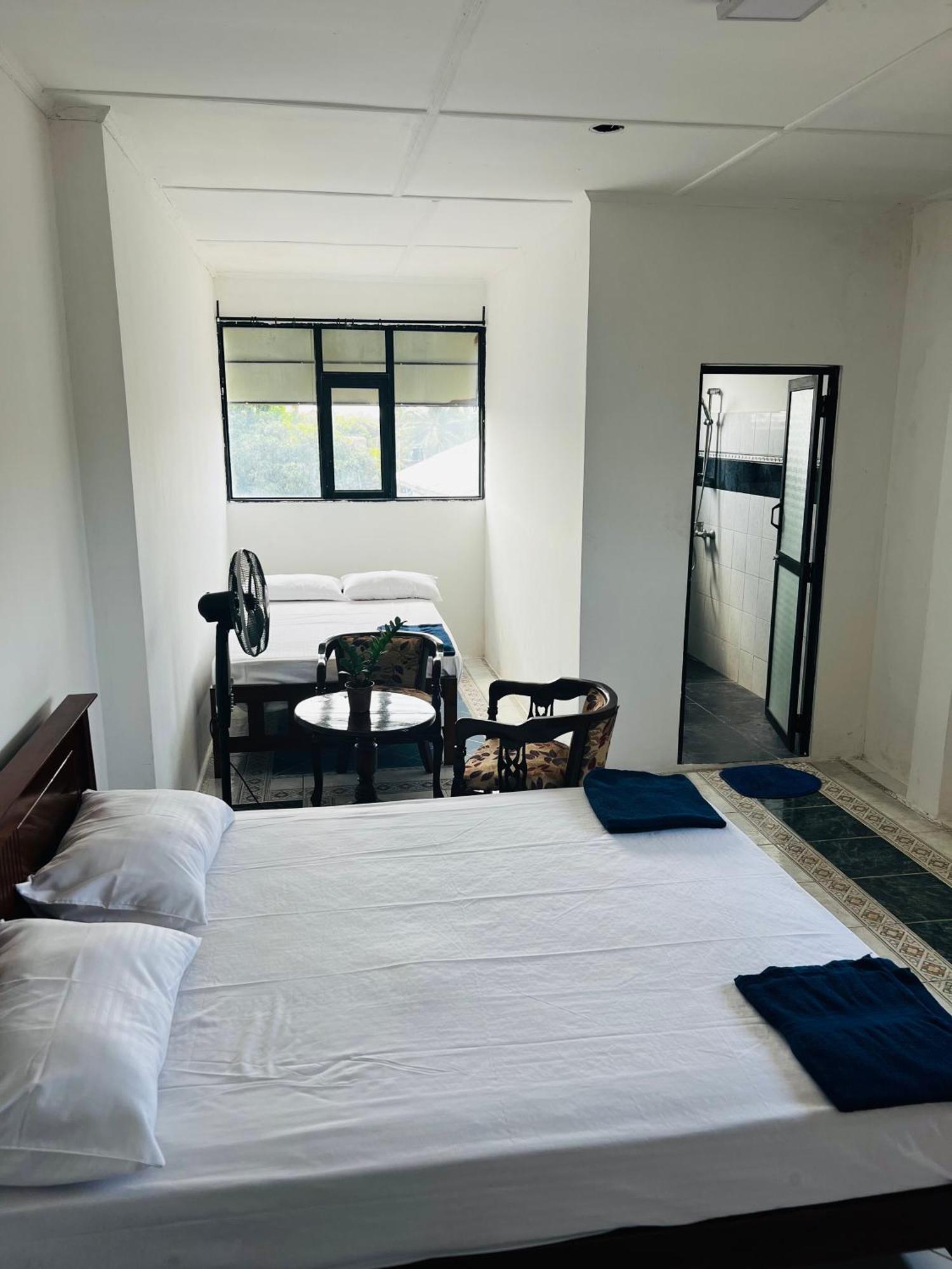 Ramlyn Guesthouse & Restaurant Negombo Buitenkant foto
