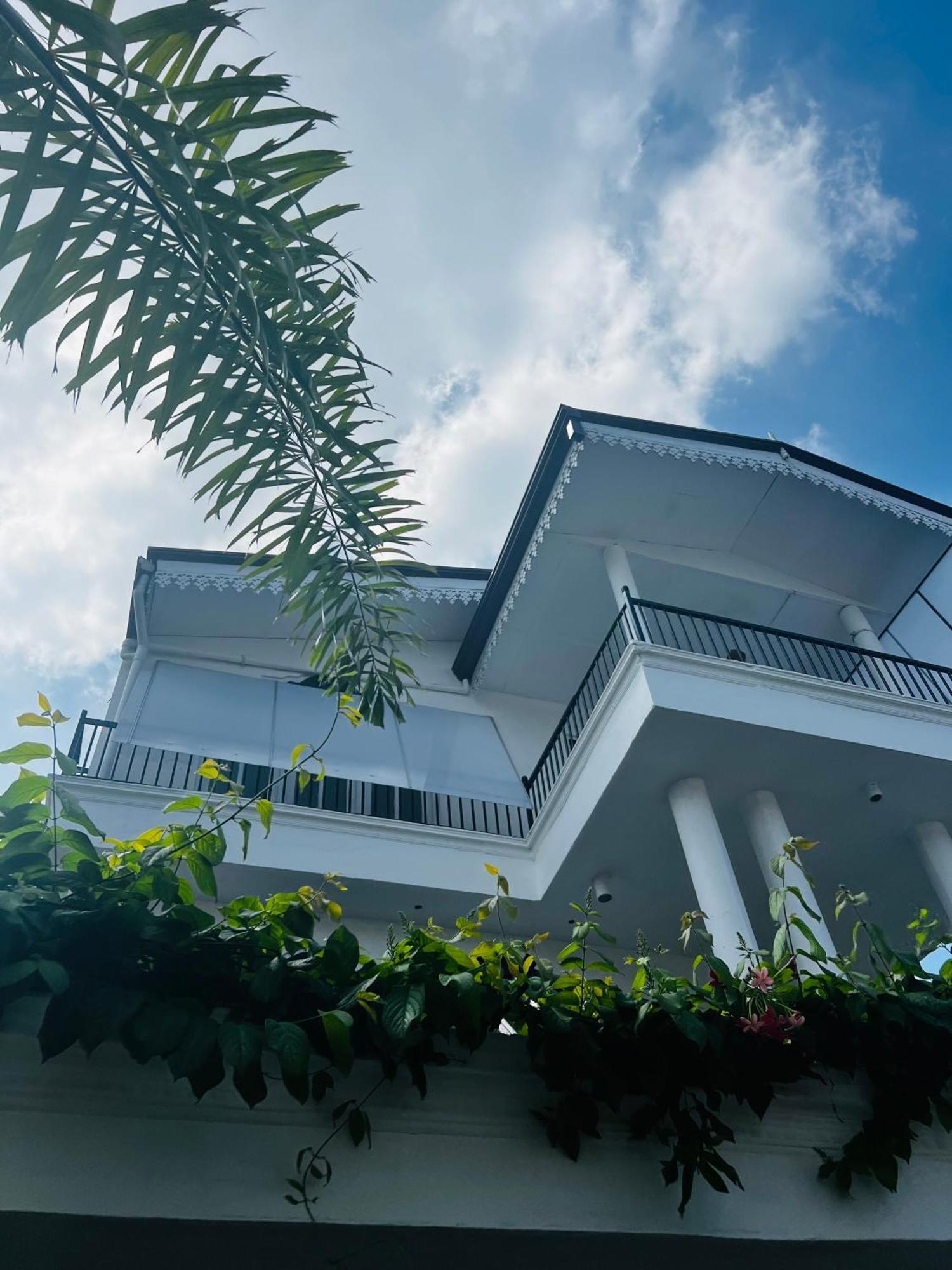 Ramlyn Guesthouse & Restaurant Negombo Buitenkant foto