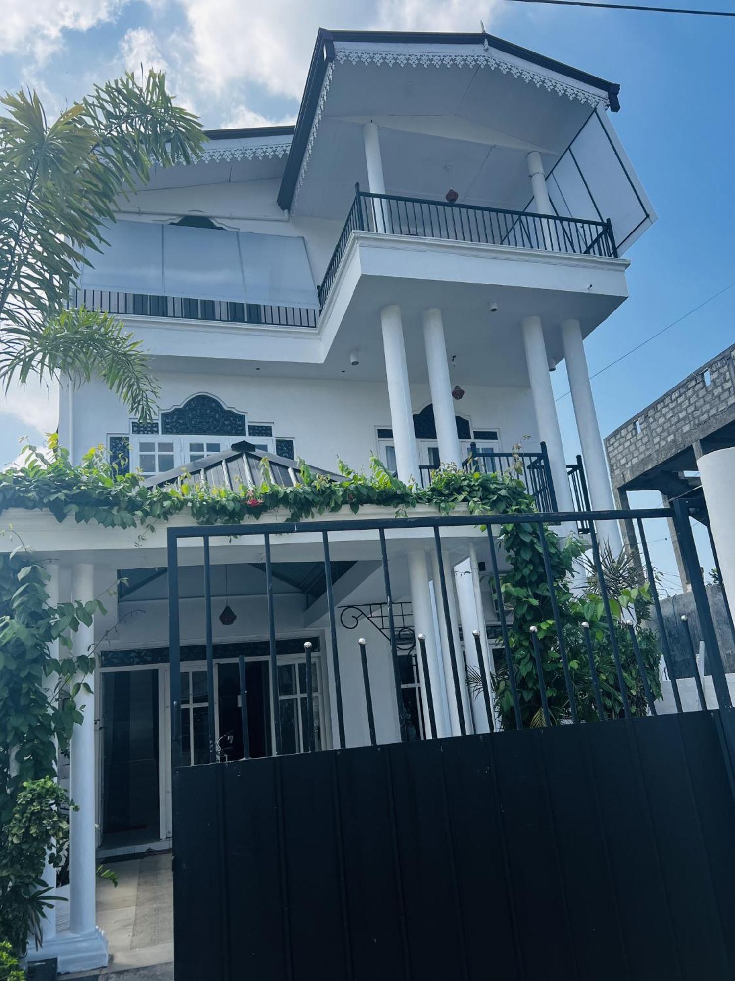 Ramlyn Guesthouse & Restaurant Negombo Buitenkant foto