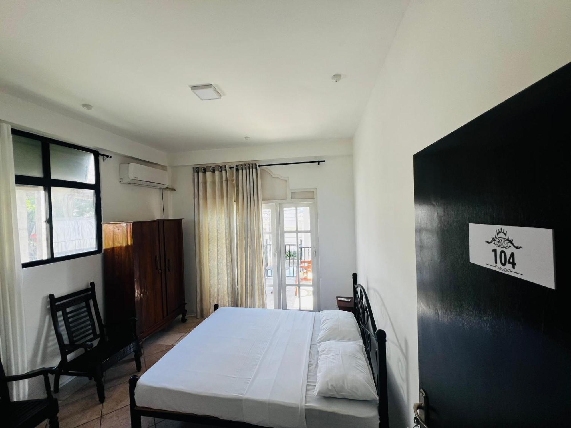 Ramlyn Guesthouse & Restaurant Negombo Buitenkant foto