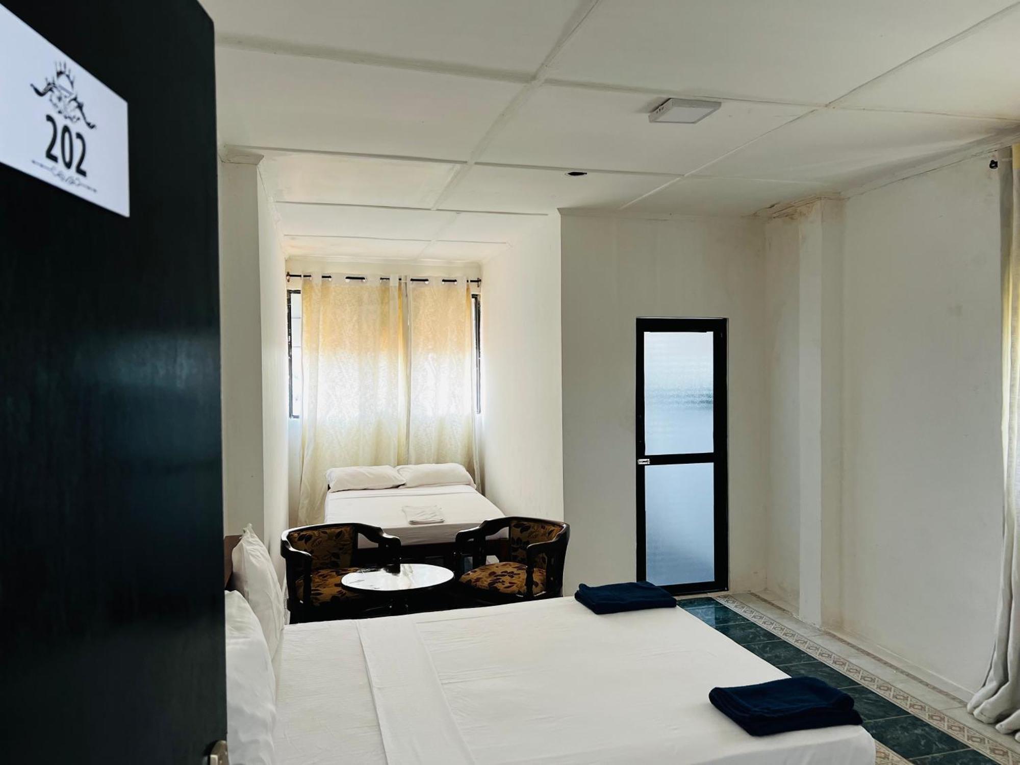 Ramlyn Guesthouse & Restaurant Negombo Buitenkant foto