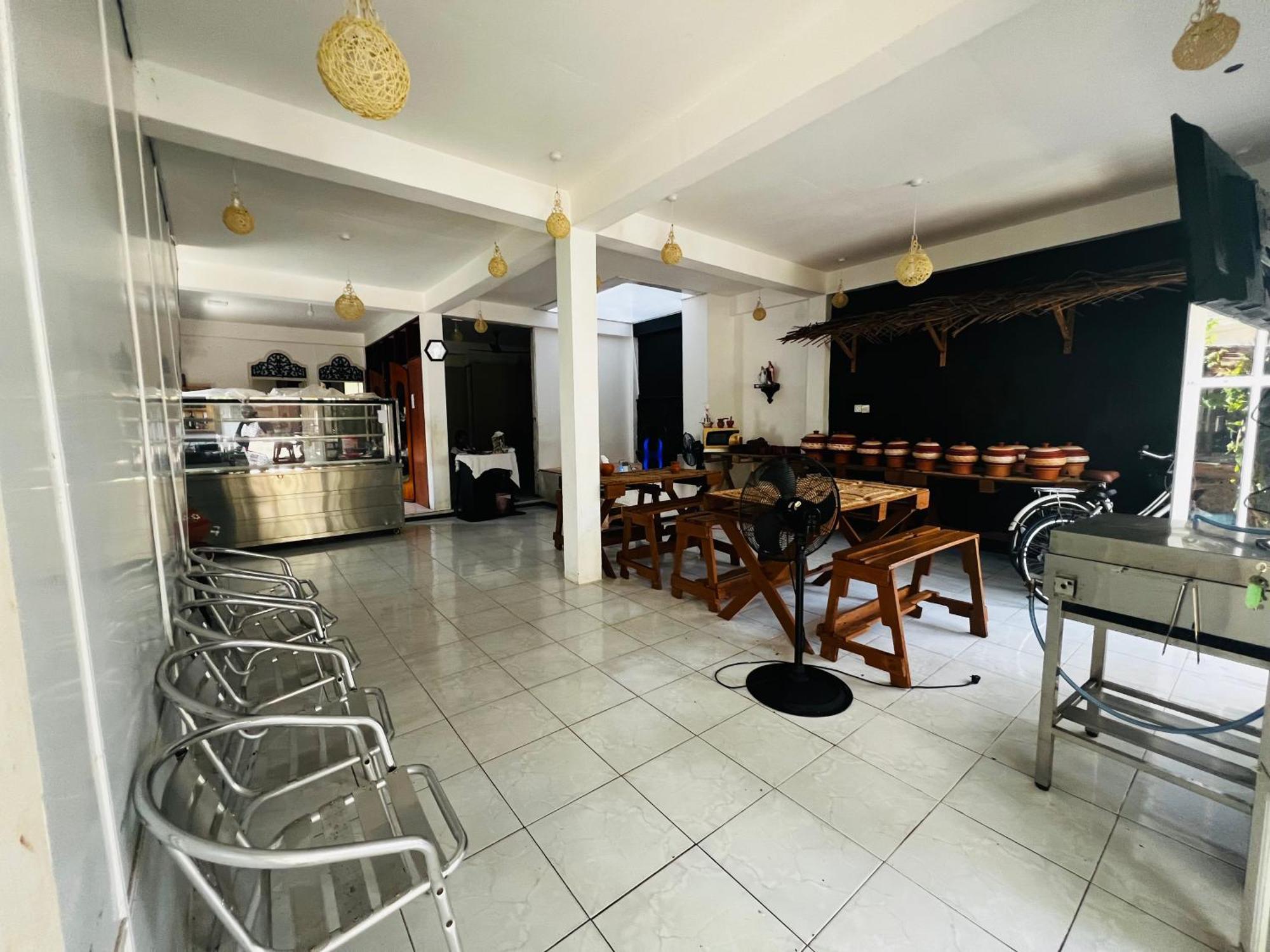 Ramlyn Guesthouse & Restaurant Negombo Buitenkant foto