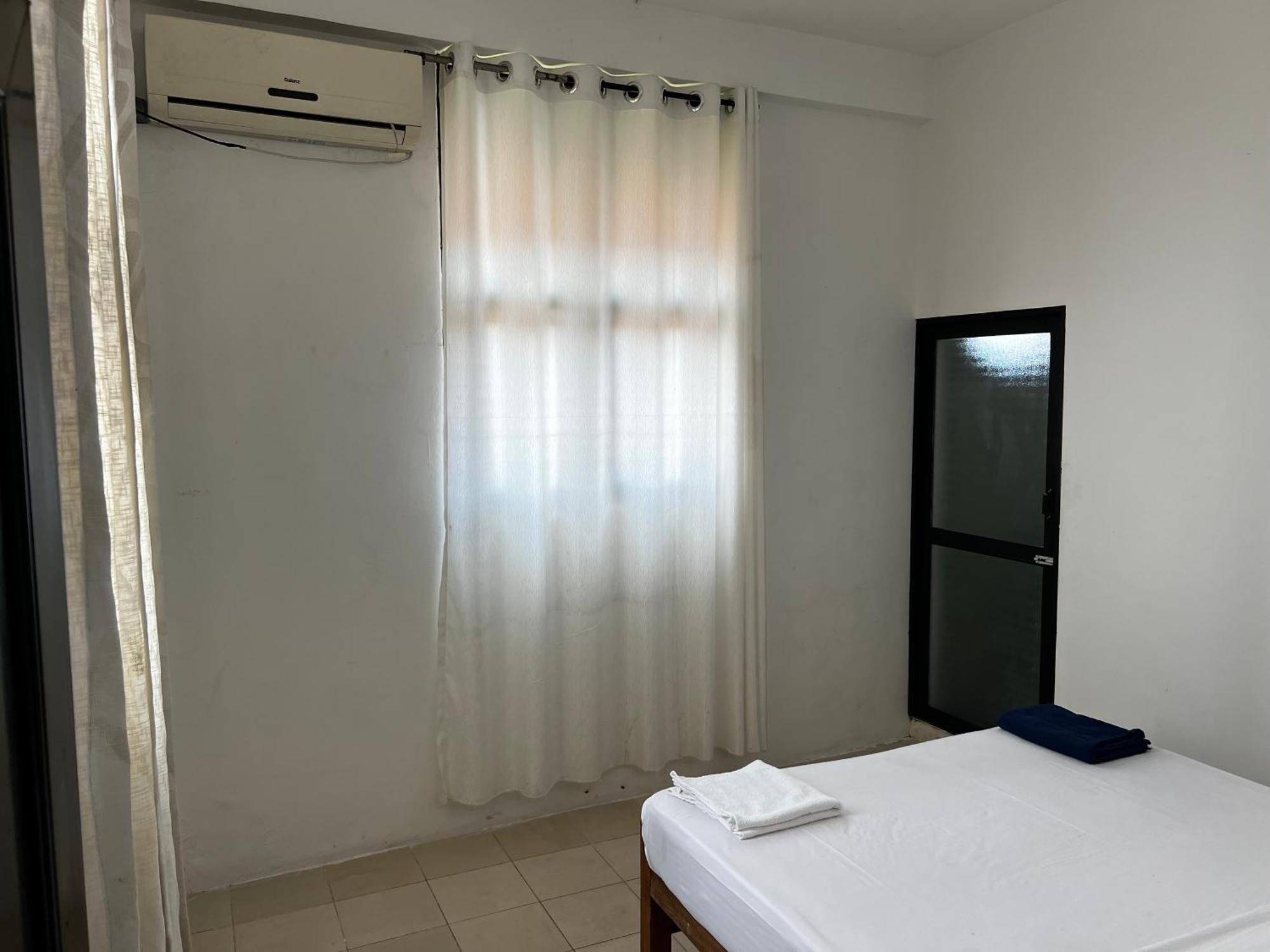 Ramlyn Guesthouse & Restaurant Negombo Buitenkant foto