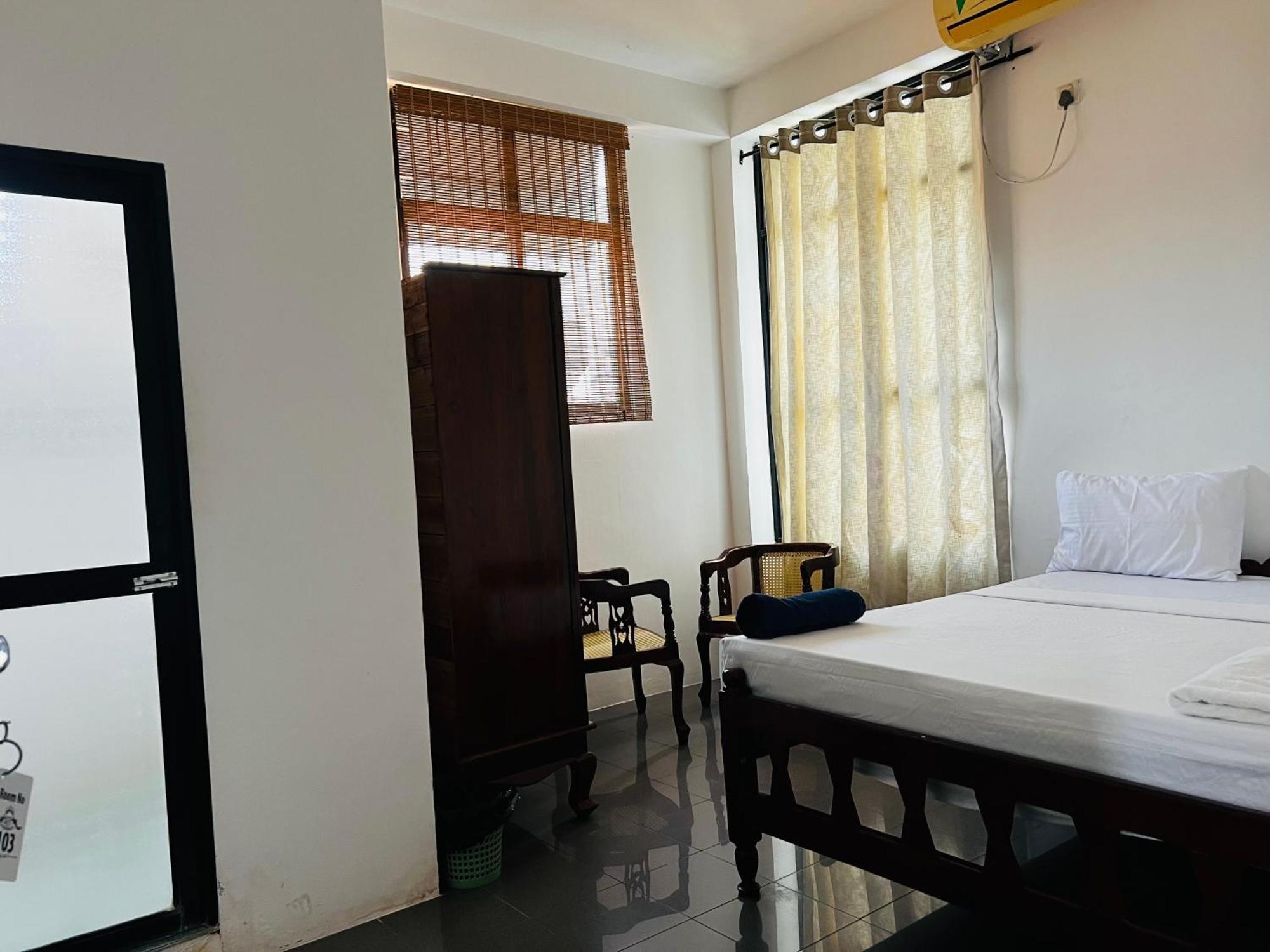 Ramlyn Guesthouse & Restaurant Negombo Buitenkant foto