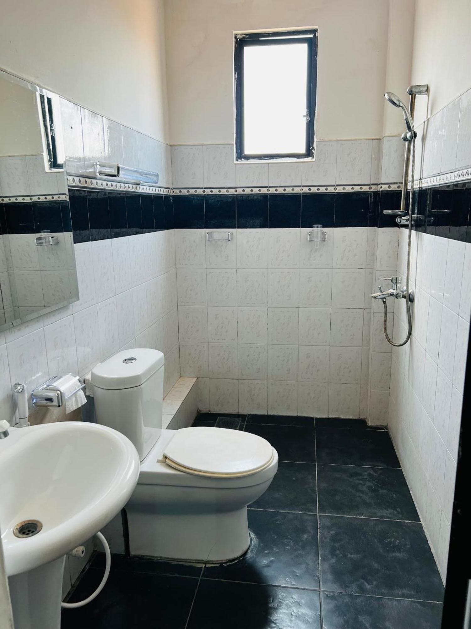 Ramlyn Guesthouse & Restaurant Negombo Buitenkant foto