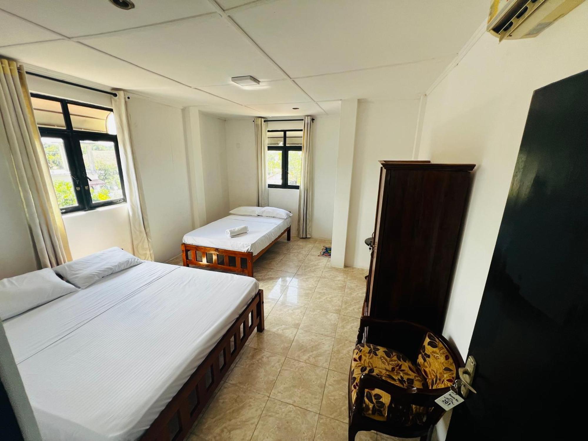 Ramlyn Guesthouse & Restaurant Negombo Buitenkant foto