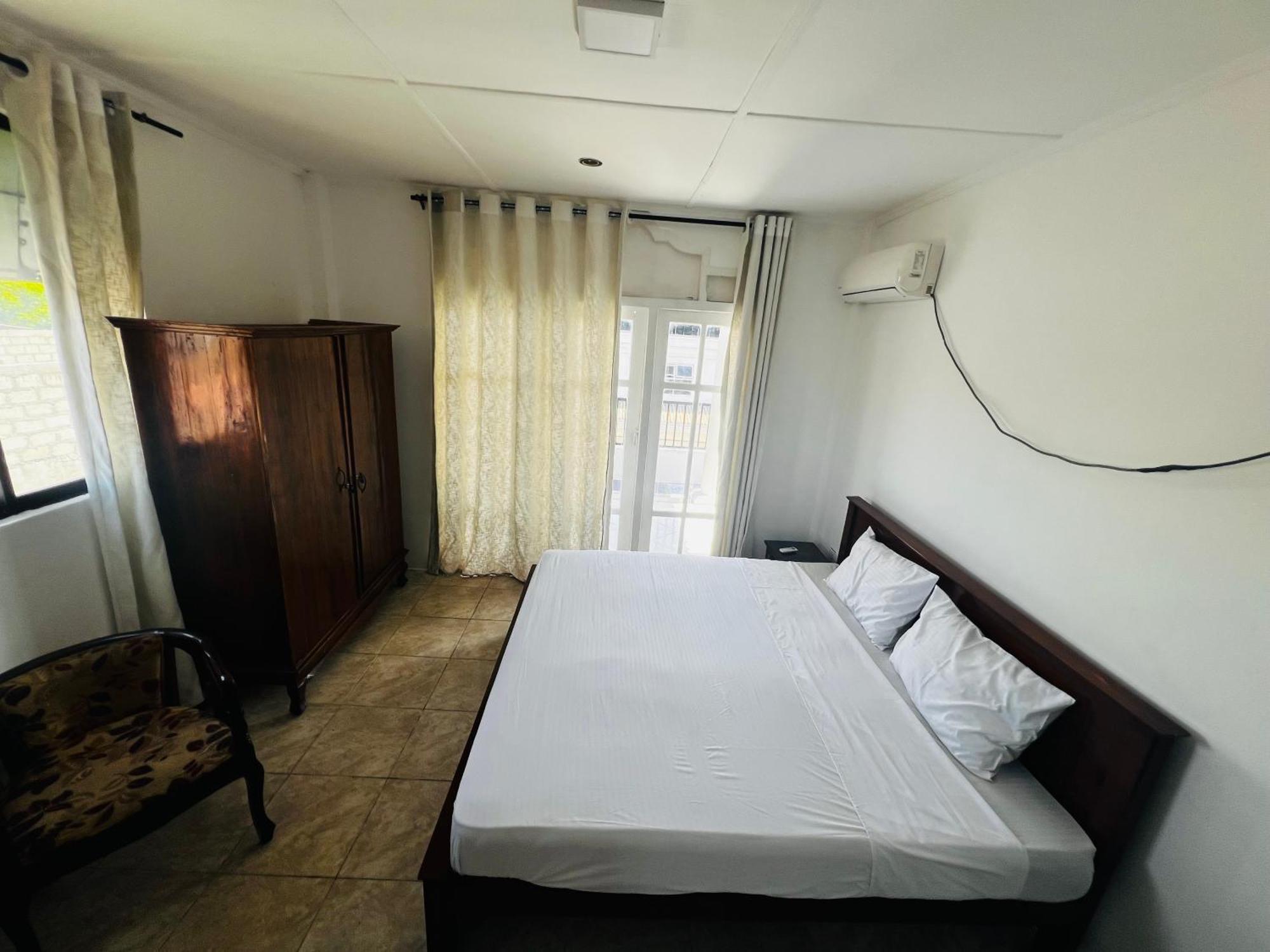 Ramlyn Guesthouse & Restaurant Negombo Buitenkant foto