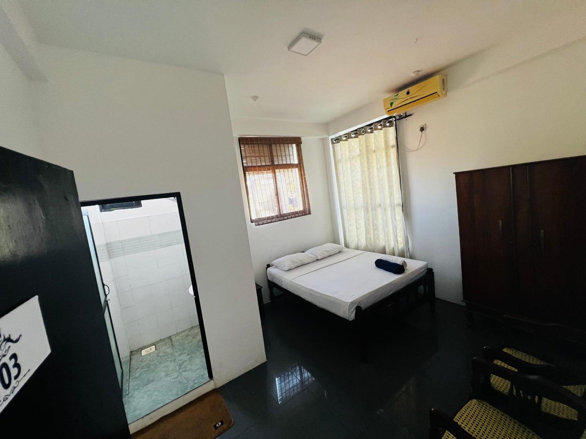 Ramlyn Guesthouse & Restaurant Negombo Buitenkant foto