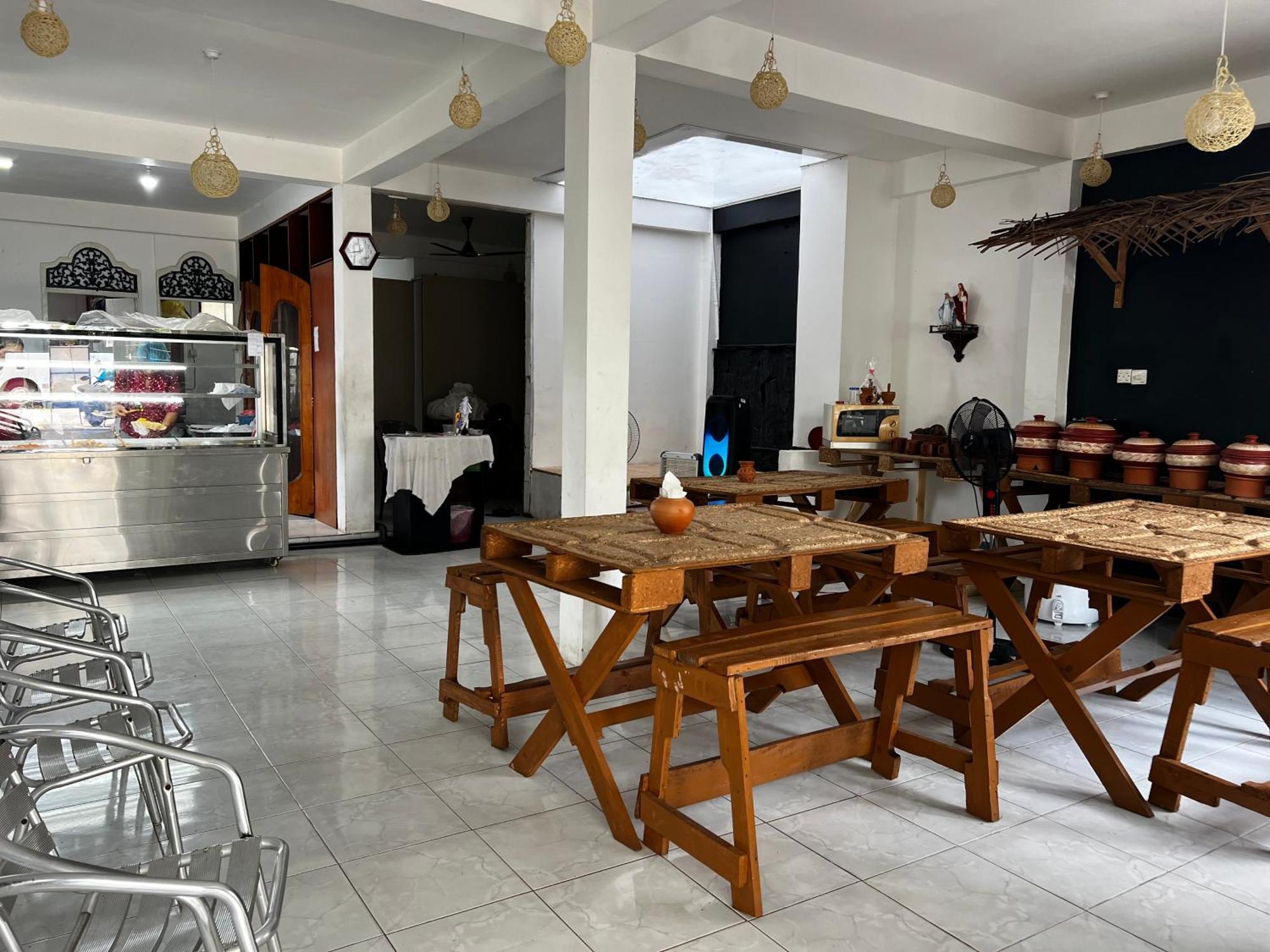 Ramlyn Guesthouse & Restaurant Negombo Buitenkant foto