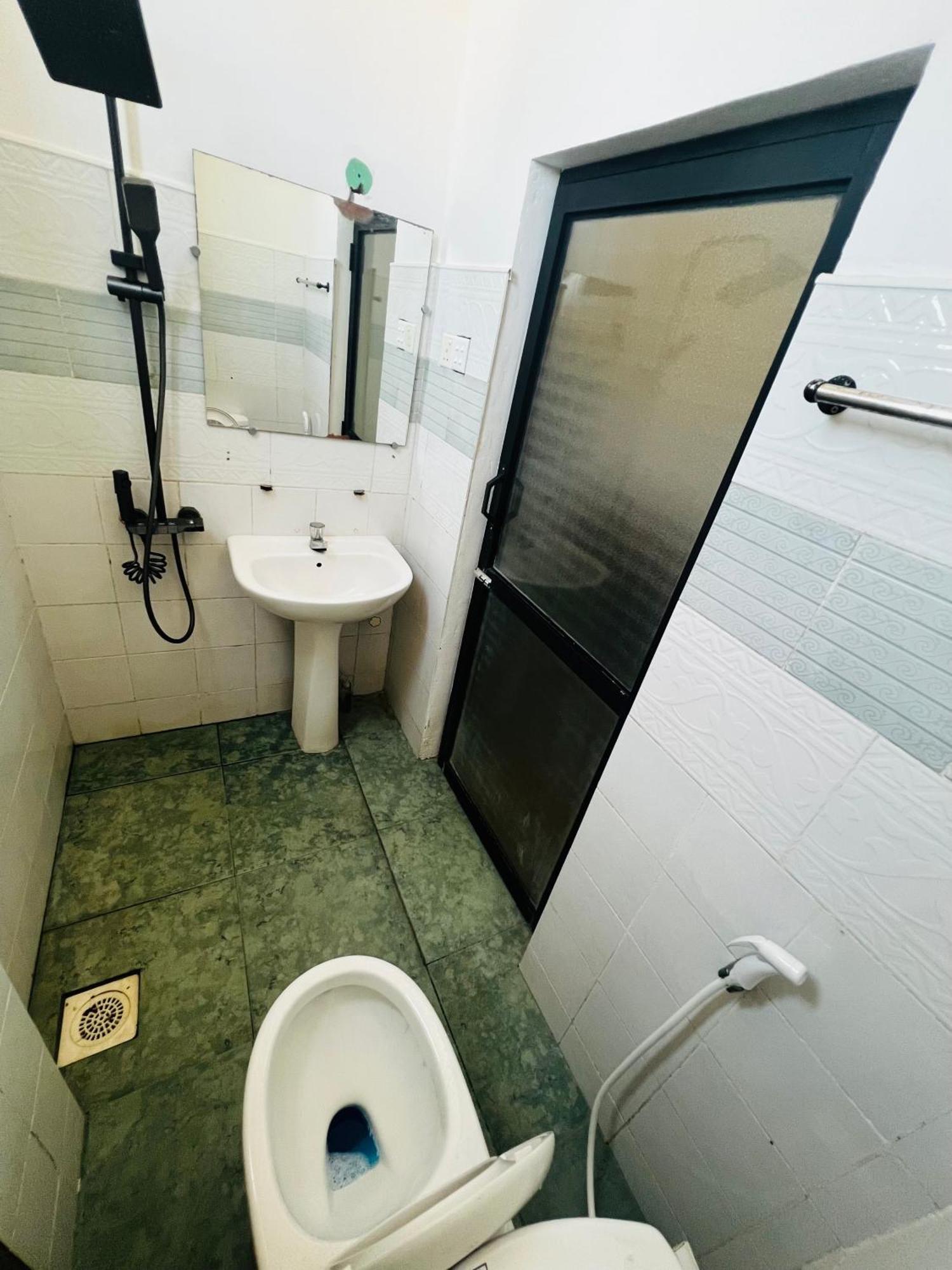 Ramlyn Guesthouse & Restaurant Negombo Buitenkant foto