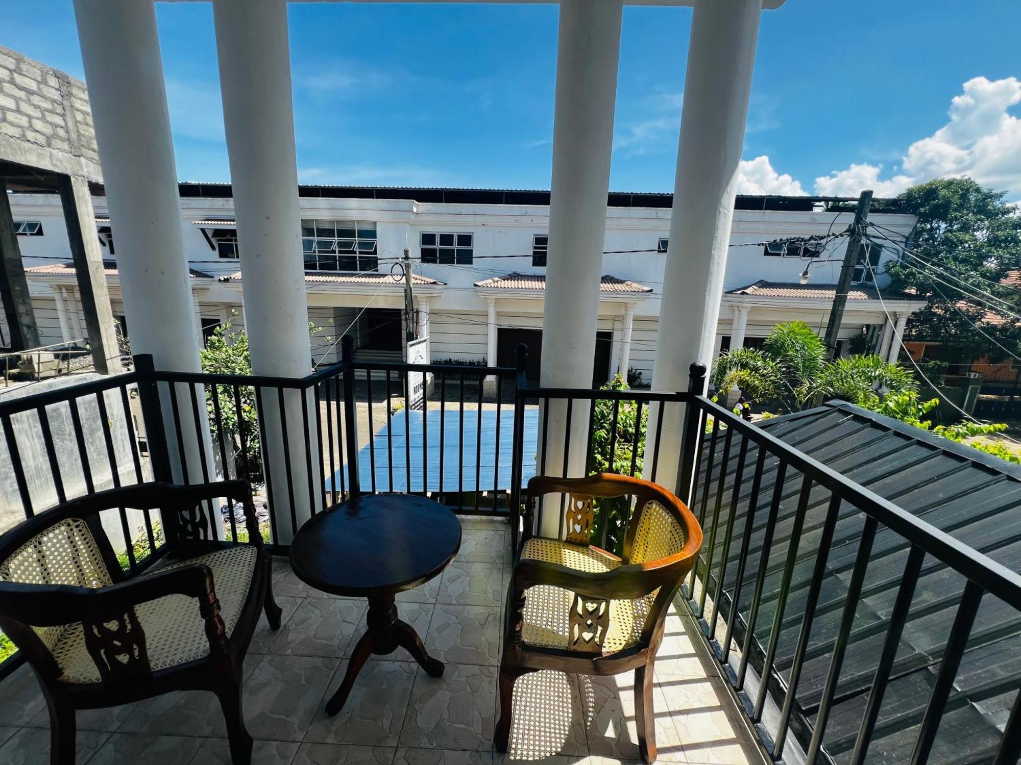 Ramlyn Guesthouse & Restaurant Negombo Buitenkant foto