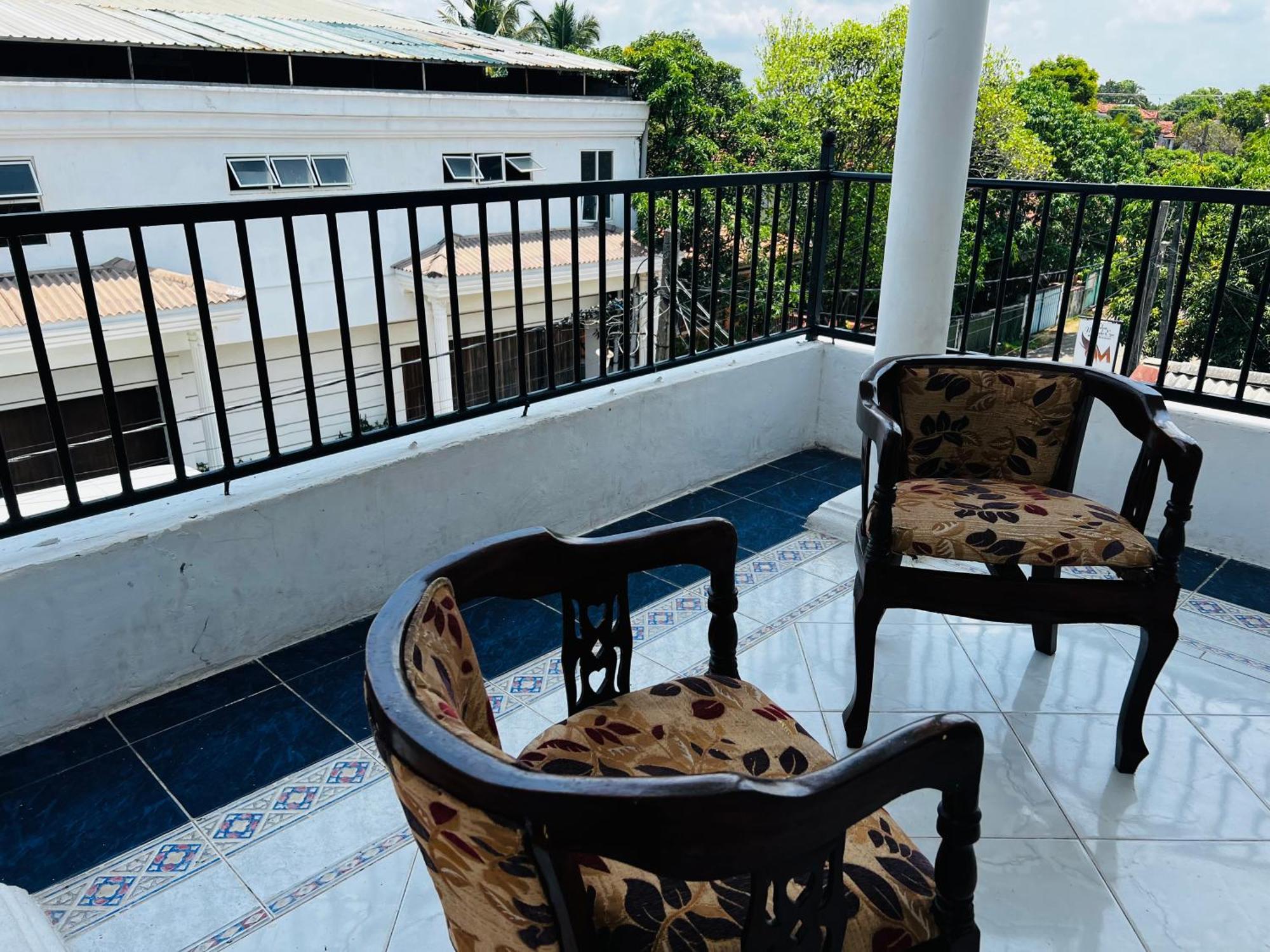 Ramlyn Guesthouse & Restaurant Negombo Buitenkant foto