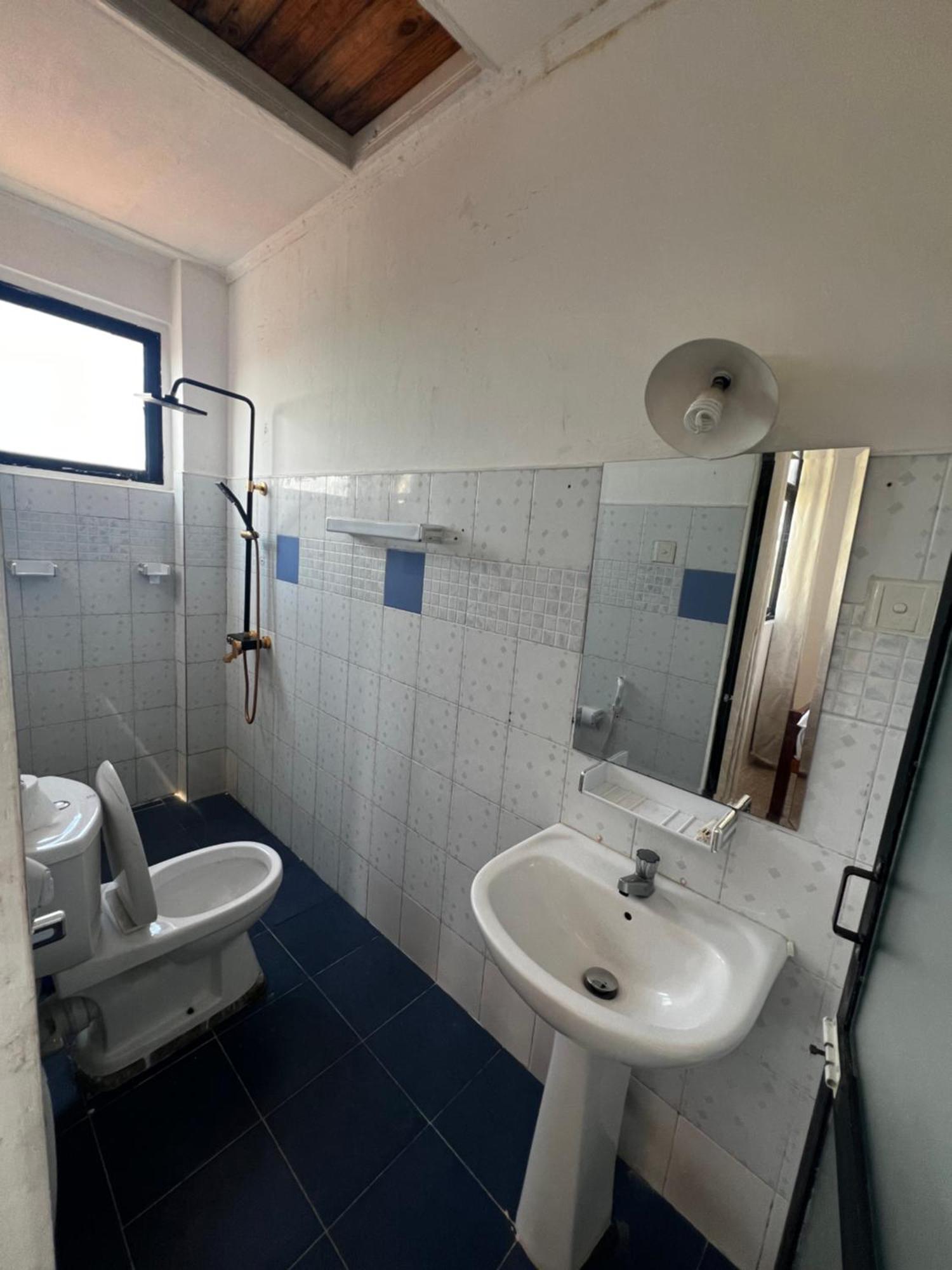 Ramlyn Guesthouse & Restaurant Negombo Buitenkant foto